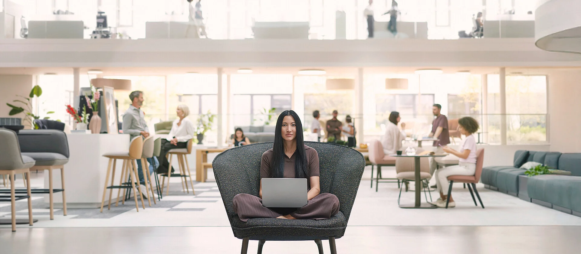 Ufficio moderno arredato con sedie ergonomiche e scrivanie Sedus