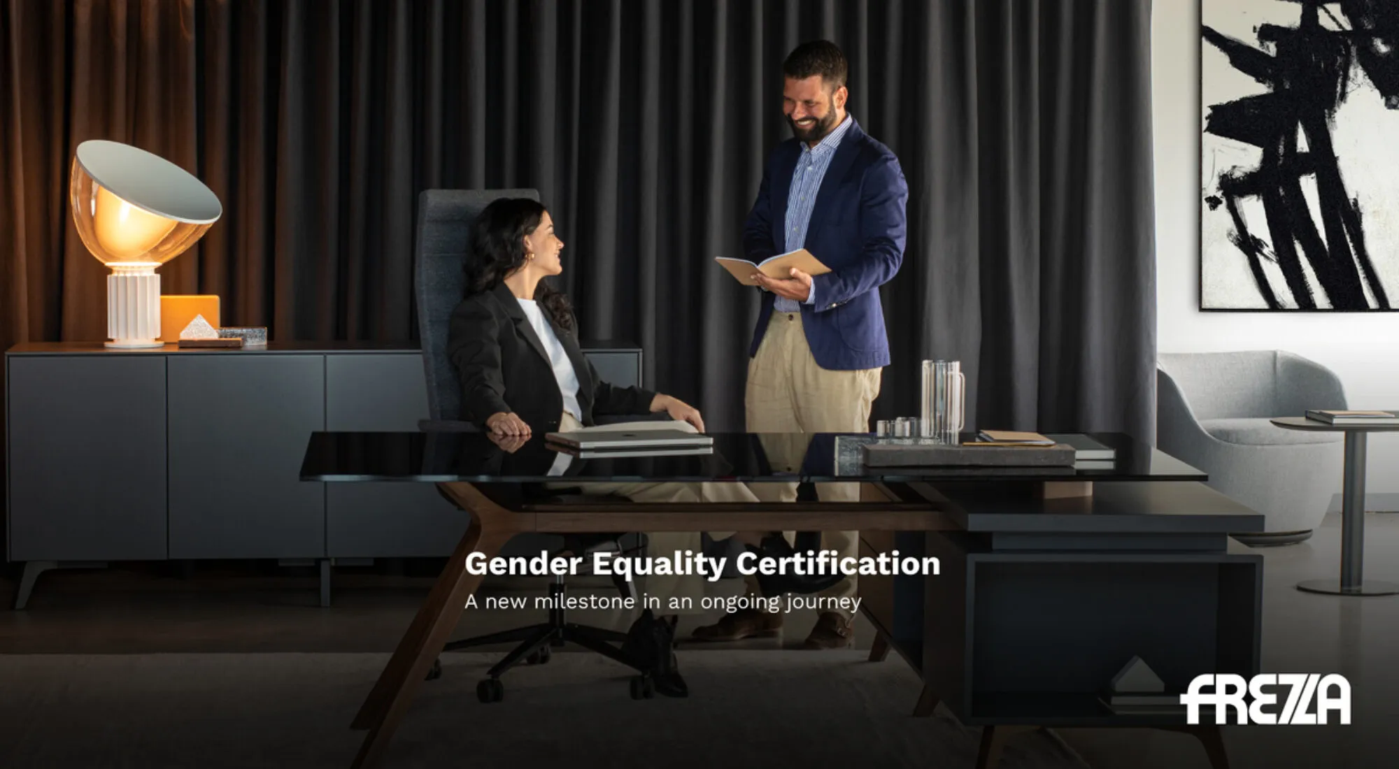 Due professionisti in un ufficio arredato Frezza: la comunicazione della certificazione per la parità di genere