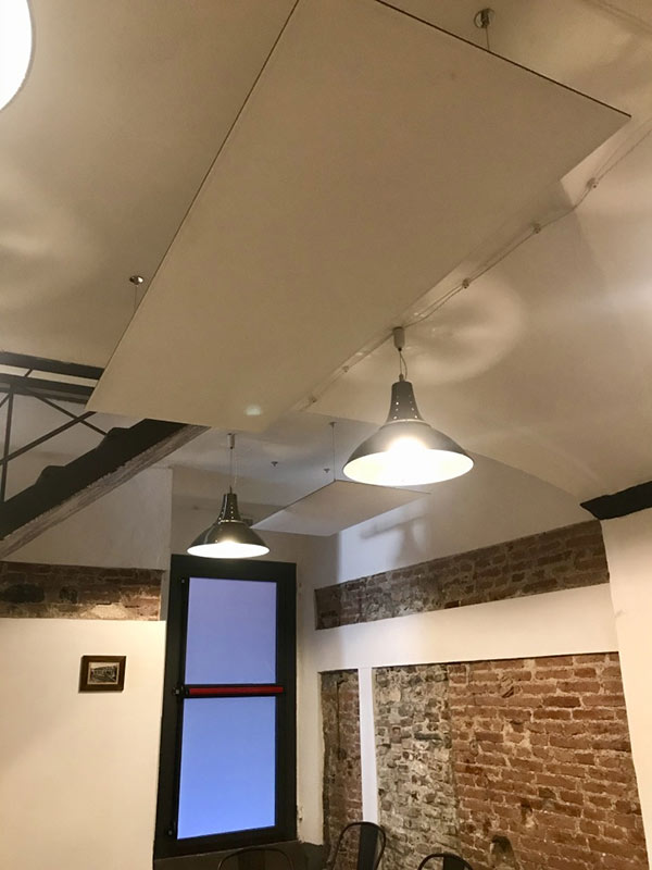 Pannelli fonoassorbenti design: installazione a soffitto