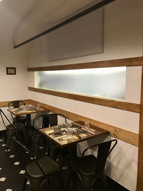 Pannelli fonoassorbenti design: installazione in un ristorante