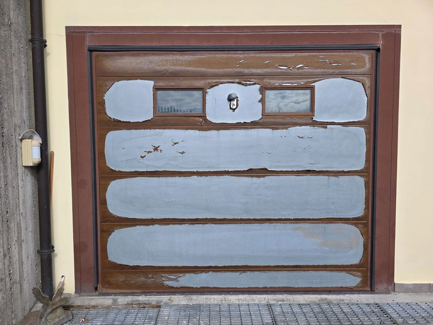 Prima: Un Garage Segnato dal Tempo